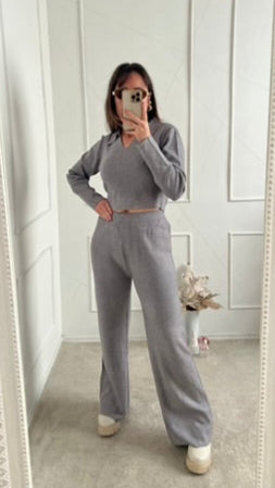 Conjunto sueter cuello gris