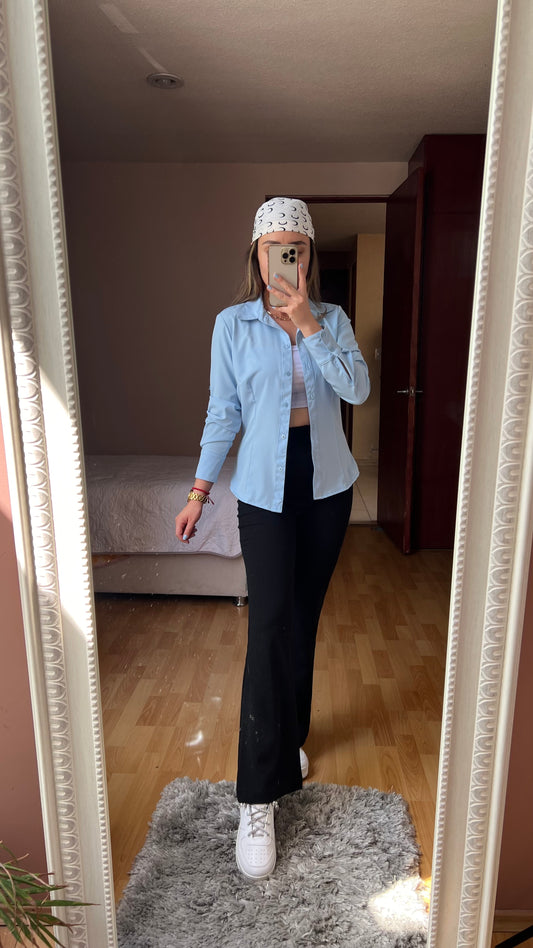 Camisa básica azul cielo