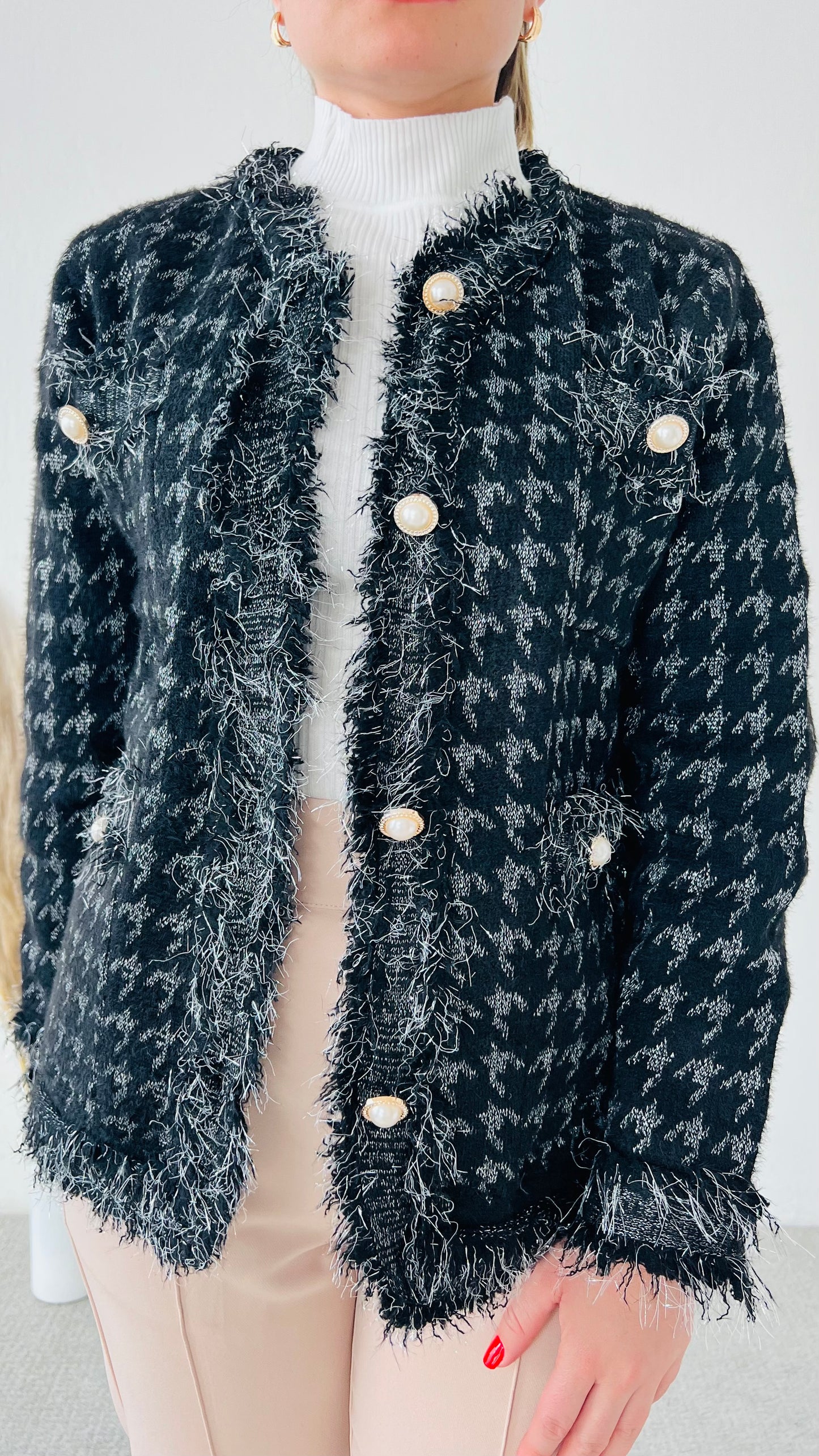 Blazer afelpado botones perla negro